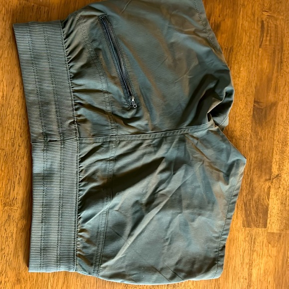 New, never worn North Face shorts - Picture 4 of 5